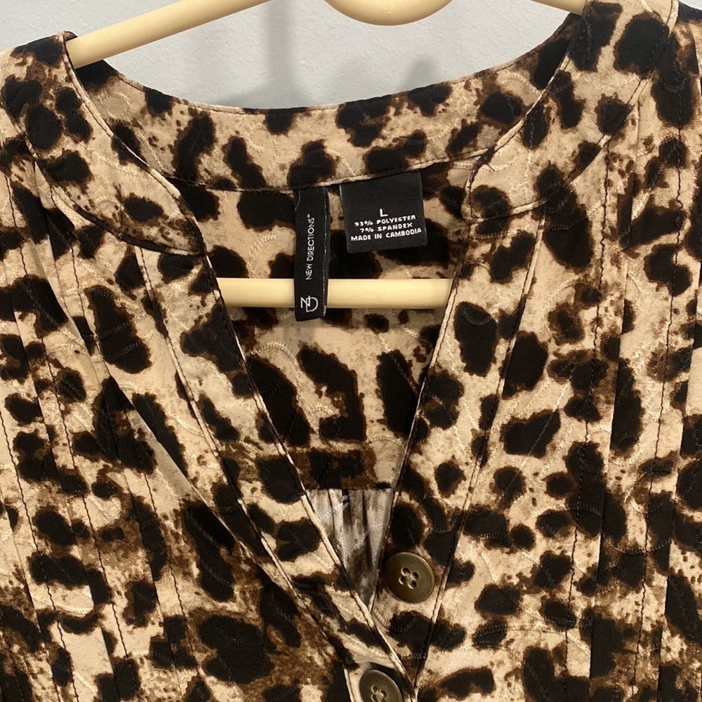 New directions large cheetah top - Picture 2 of 2